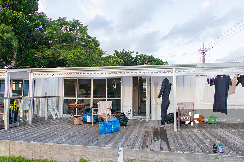一座带大露台和前院的乡村小屋。冲绳县座间味村阿嘉岛阿嘉海滩。热带天堂般的偏远岛屿。庆良间群岛,岛尻郡-2025图片素材