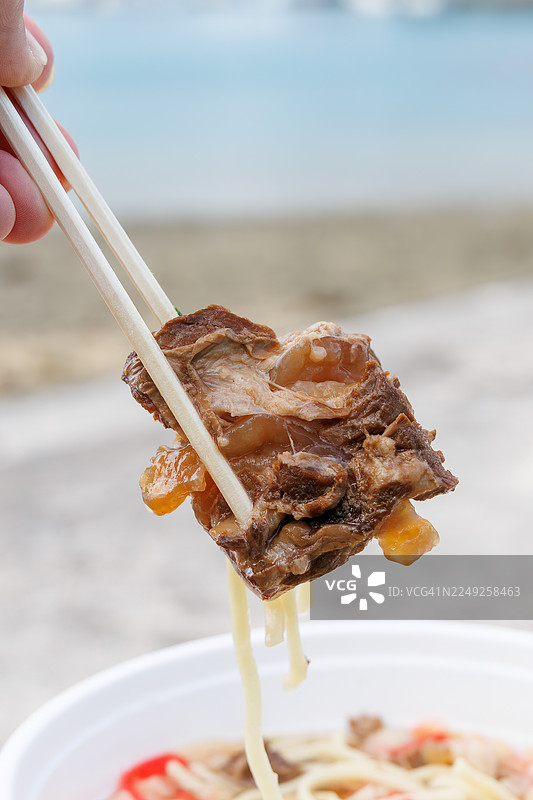 冲绳荞麦面大碗早餐。香片茶（冲绳风味茉莉花茶）。在座间味港，冲绳。热带天堂般的偏远岛屿。座间味岛，庆良间群岛，岛尻郡-2025图片素材