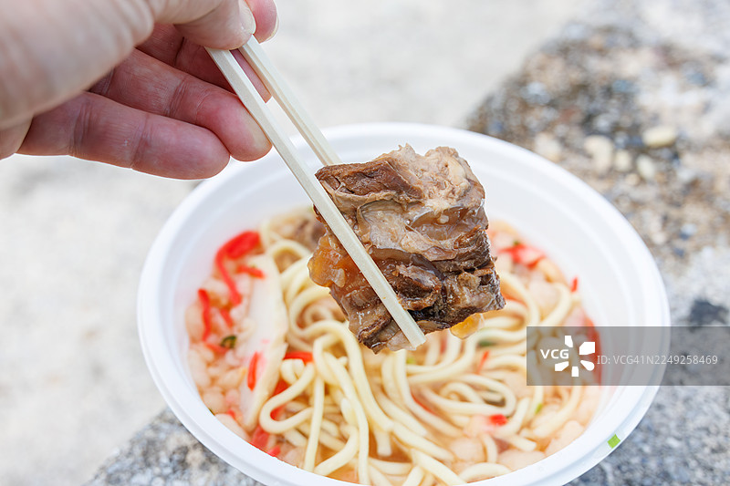 早餐的冲绳荞麦面大碗。冲绳三品茶（冲绳风味茉莉花茶）。在座间味港享用三品茶，冲绳。热带天堂般的世外桃源。座间味岛，庆良间群岛，岛尻郡 - 2025图片素材