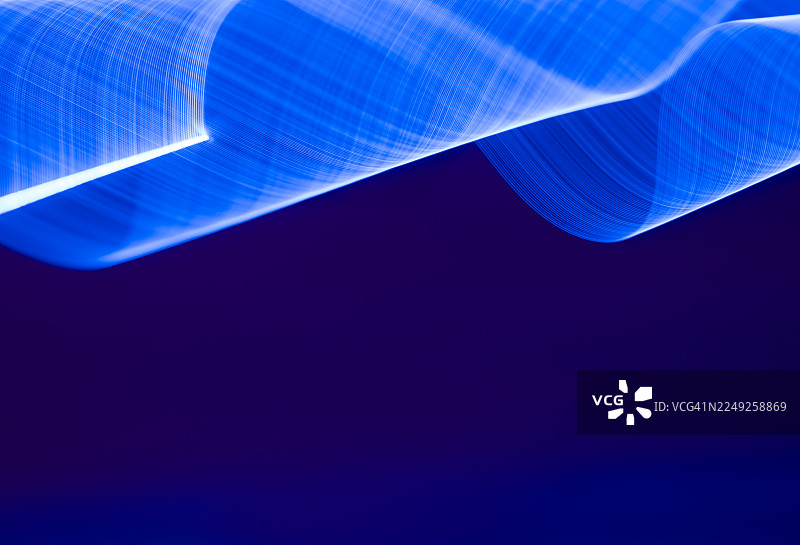 LED灯带光绘。长曝光。蓝色抽象科技背景。图片素材