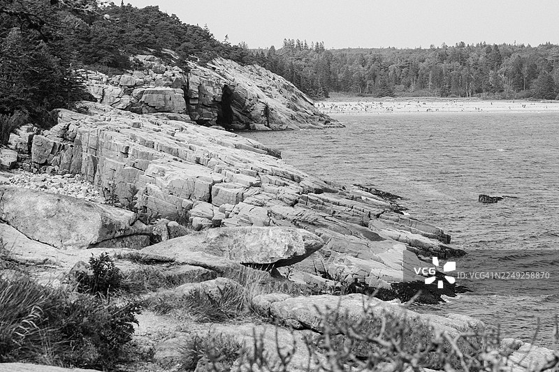 阿卡迪亚国家公园的岩石海岸和远处的沙滩图片素材