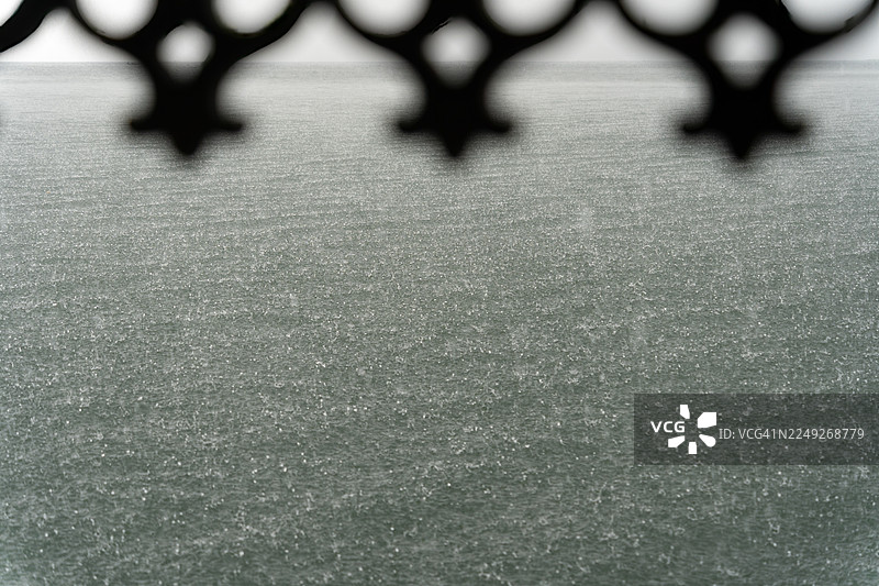 从孟加拉国苏南甘杰的一艘船屋看到的唐古阿湿地降雨图片素材