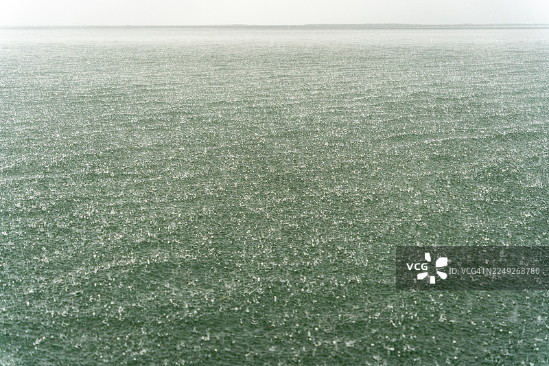 从孟加拉国苏南甘杰的一艘船屋看塔瓜哈奥的降雨图片素材