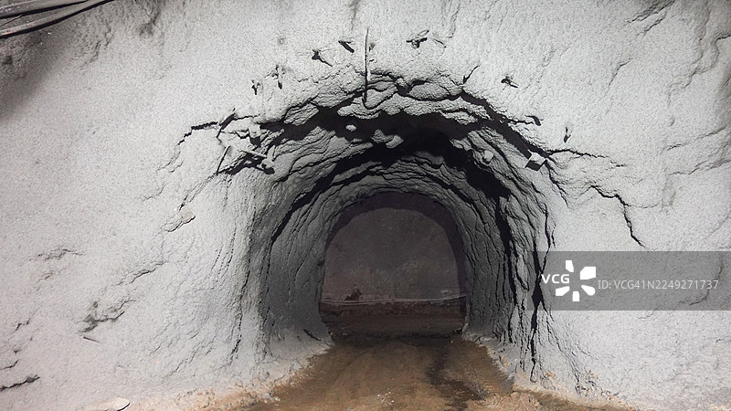 隧道钻爆法施工，安装锚杆-钢筋网 - 喷射混凝土图片素材