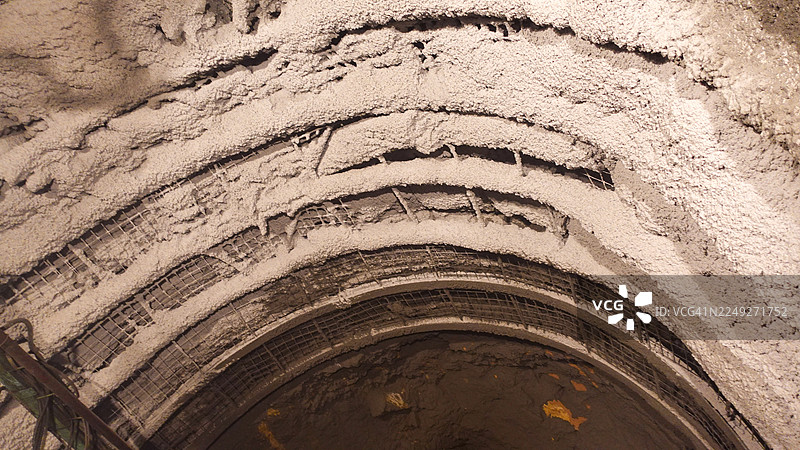 隧道掘进、钻孔和爆破，安装锚杆-钢筋网-喷射混凝土图片素材