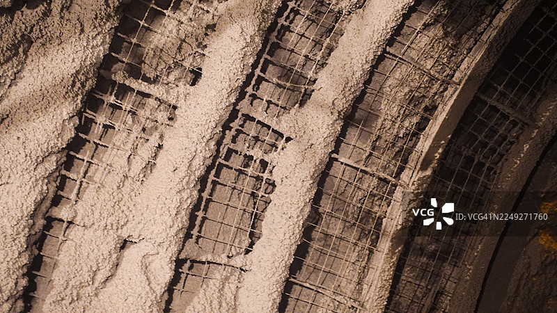 钻孔爆破、安装锚杆-钢筋网-喷射混凝土图片素材