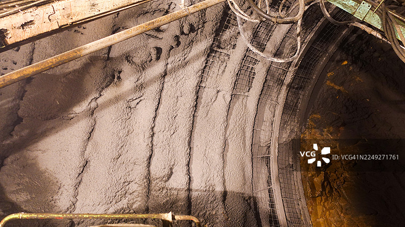隧道钻爆法施工，安装锚杆-钢筋网-喷射混凝土图片素材