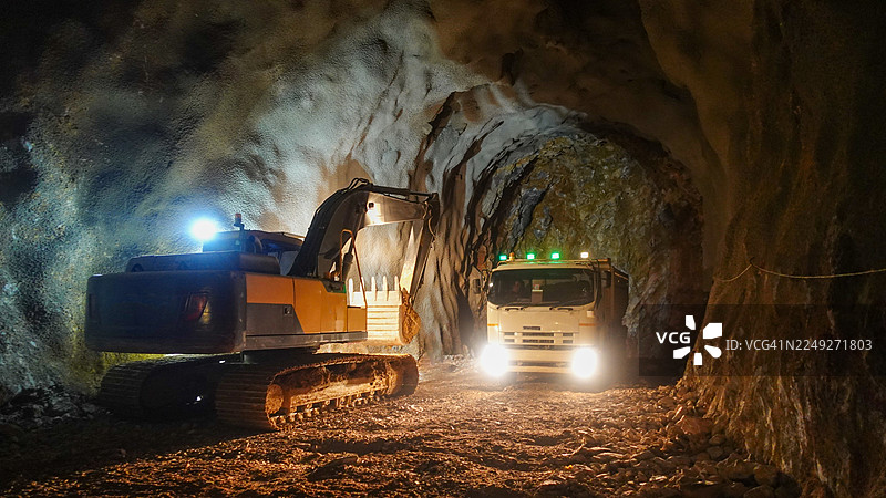 隧道钻爆法施工，安装锚杆-钢筋网-喷射混凝土图片素材