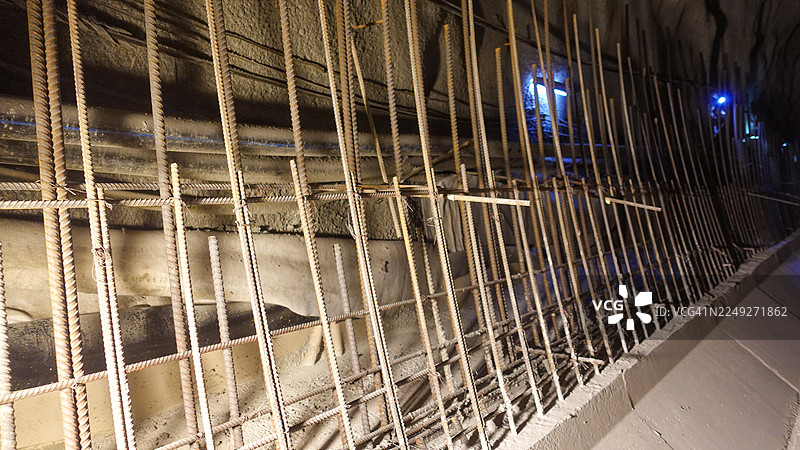隧道钻爆法施工，安装锚杆-钢筋网 - 喷射混凝土图片素材