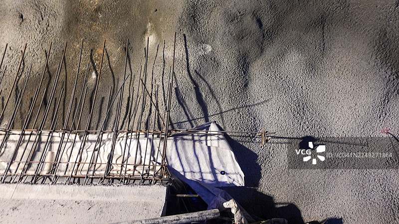 掘进钻爆，安装锚杆-钢筋网-喷射混凝土图片素材