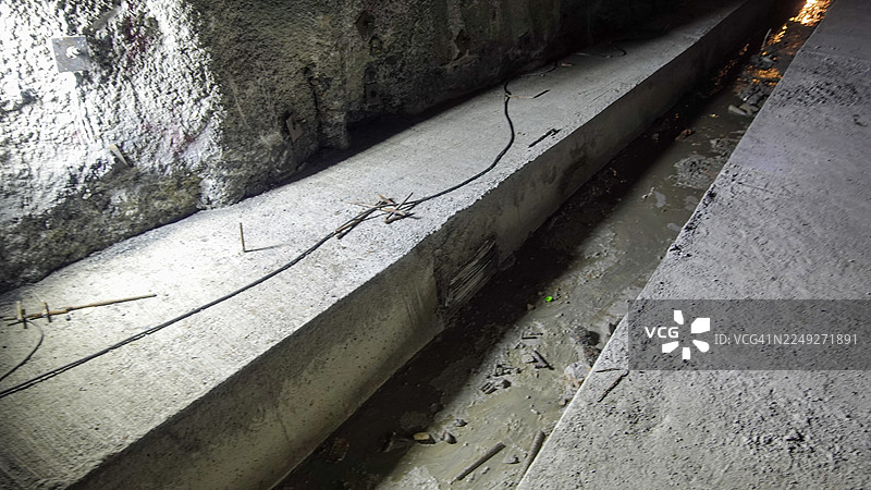 隧道掘进、钻孔和爆破，安装锚杆-钢筋网-喷射混凝土图片素材