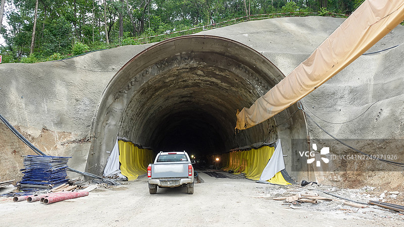 隧道钻孔爆破，安装锚杆-钢筋网 - 喷射混凝土图片素材
