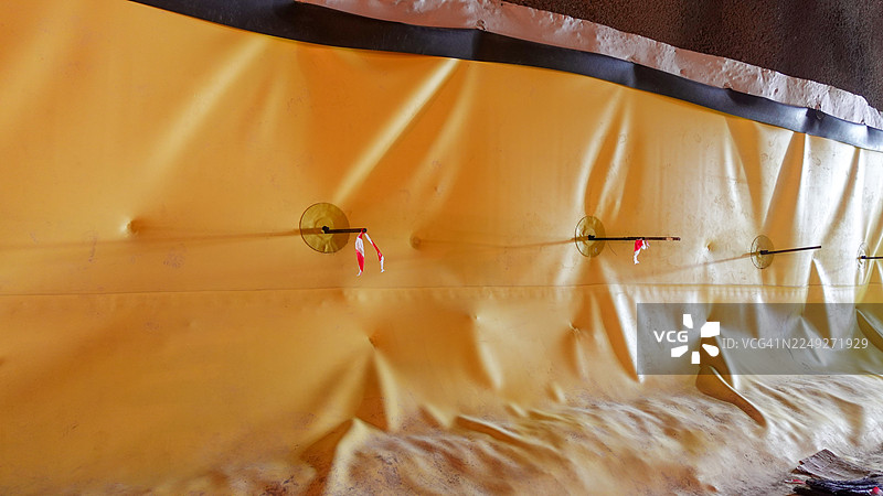 隧道掘进、钻孔与爆破，安装锚杆-钢筋网 - 喷射混凝土图片素材