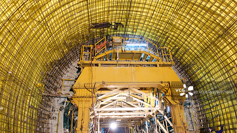 隧道钻爆法施工，安装锚杆-钢筋网 - 喷射混凝土图片素材