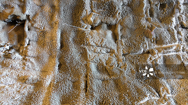 隧道钻爆法施工，安装锚杆-钢筋网-喷射混凝土图片素材