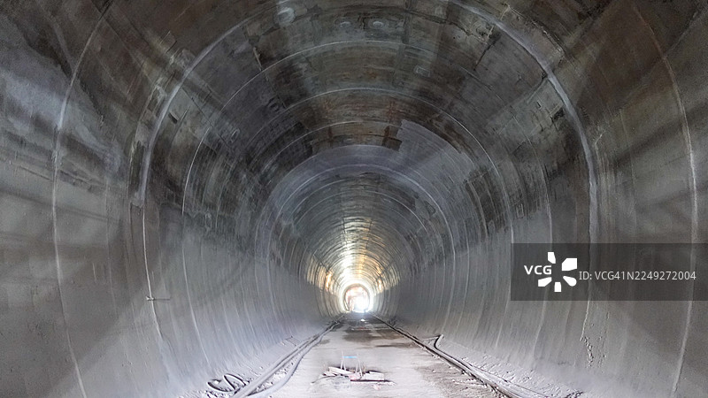 隧道掘进、钻孔和爆破，安装锚杆-钢筋网-喷射混凝土图片素材