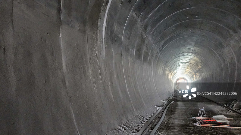 隧道掘进、钻孔与爆破，安装锚杆-钢筋网-喷射混凝土图片素材