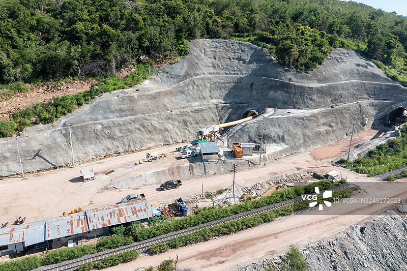 隧道掘进、钻孔和爆破图片素材