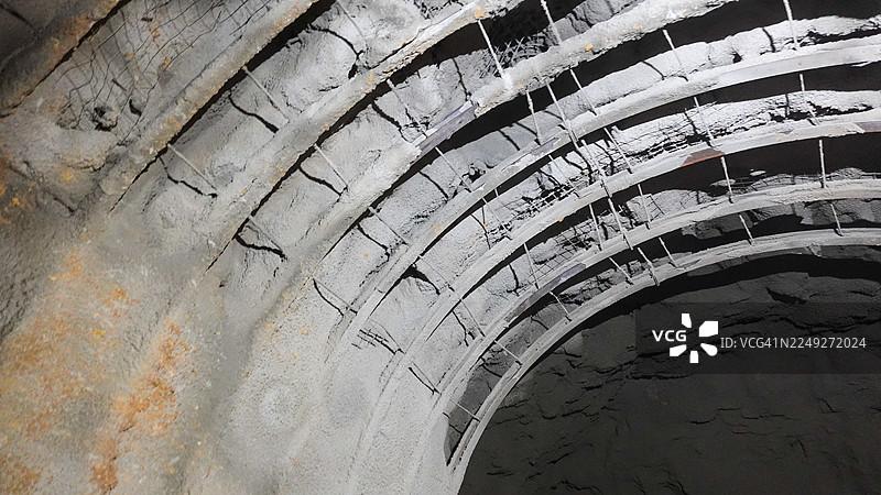 隧道掘进、钻孔与爆破，安装锚杆-钢筋网 - 喷射混凝土图片素材