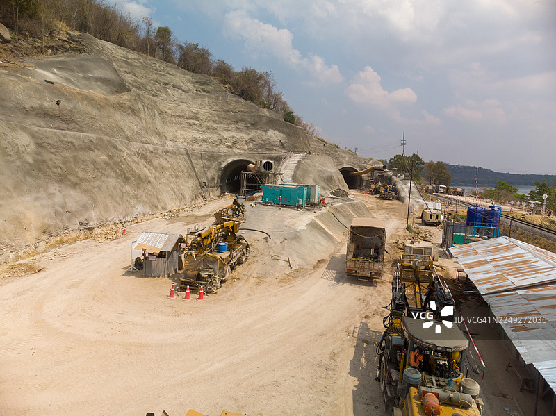 隧道掘进、钻孔和爆破图片素材