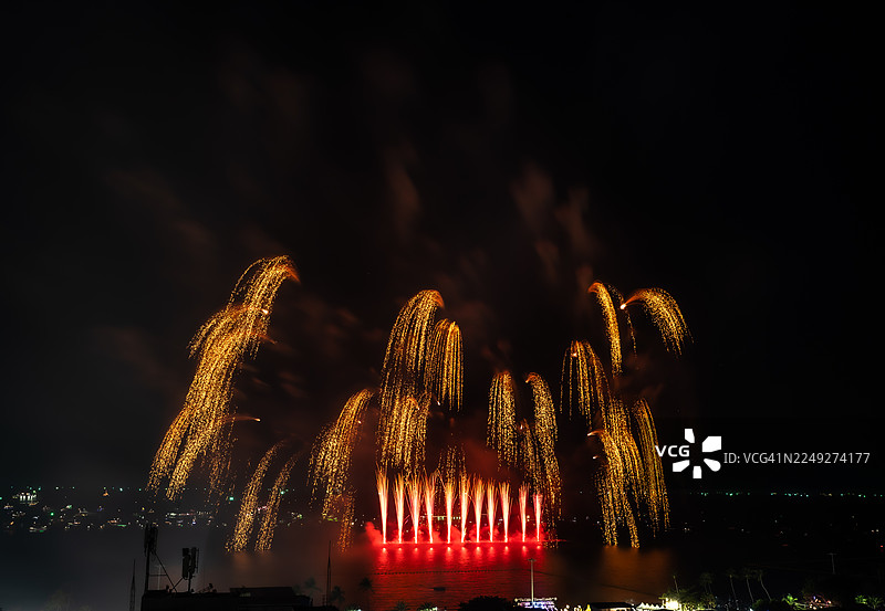 色彩缤纷的夜空中绚烂的烟花图片素材