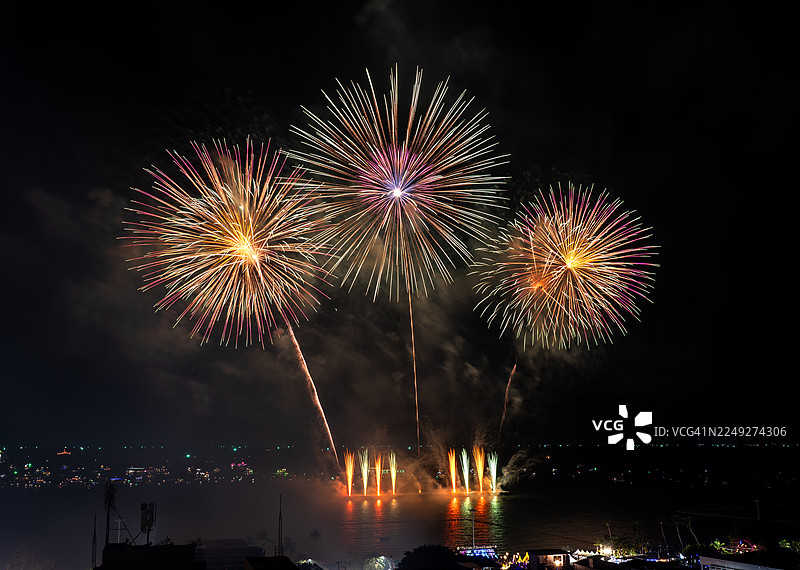 绚烂的烟花在多彩的夜空中绽放图片素材