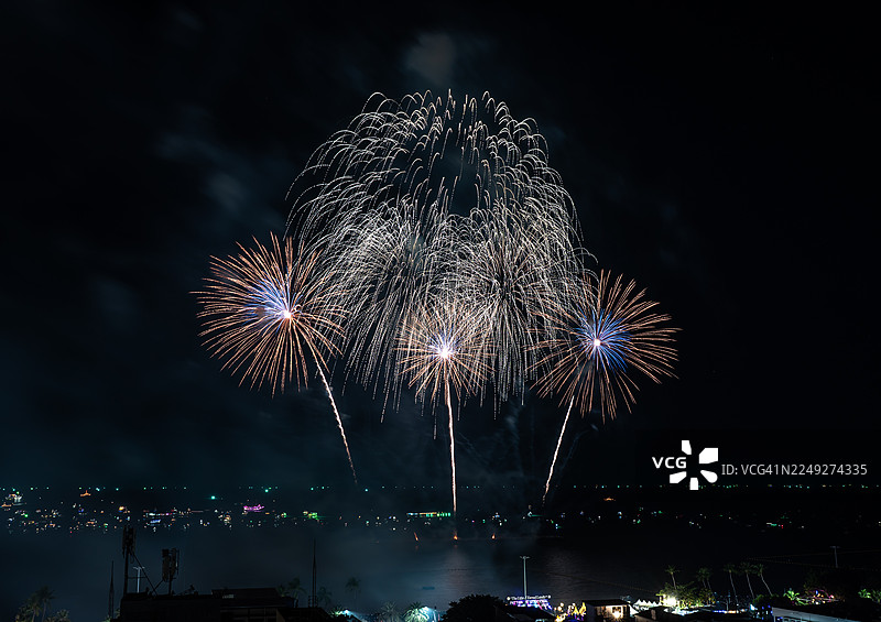 璀璨的烟花在多彩的夜空中绽放图片素材