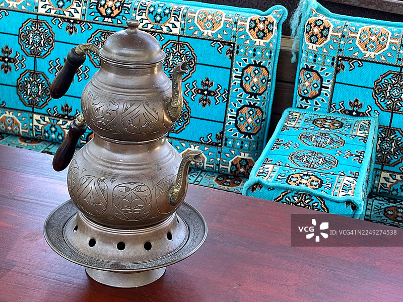 土耳其茶壶放在桌子上图片素材