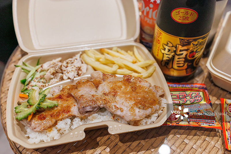 冲绳特色阿古猪姜炒肉配炸薯条和棒棒鸡沙拉图片素材