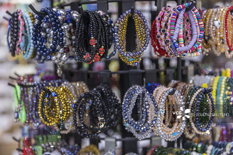 商店里色彩缤纷的手链图片素材