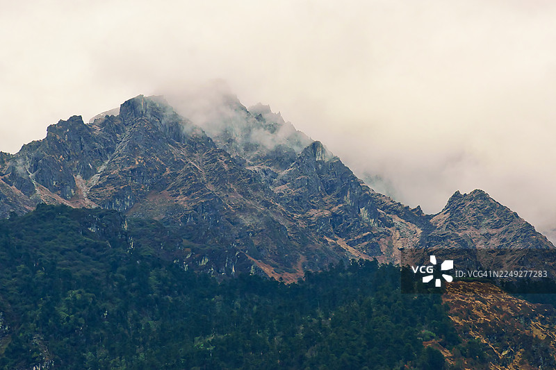 洛矶山脉的山峰，部分被薄雾笼罩图片素材