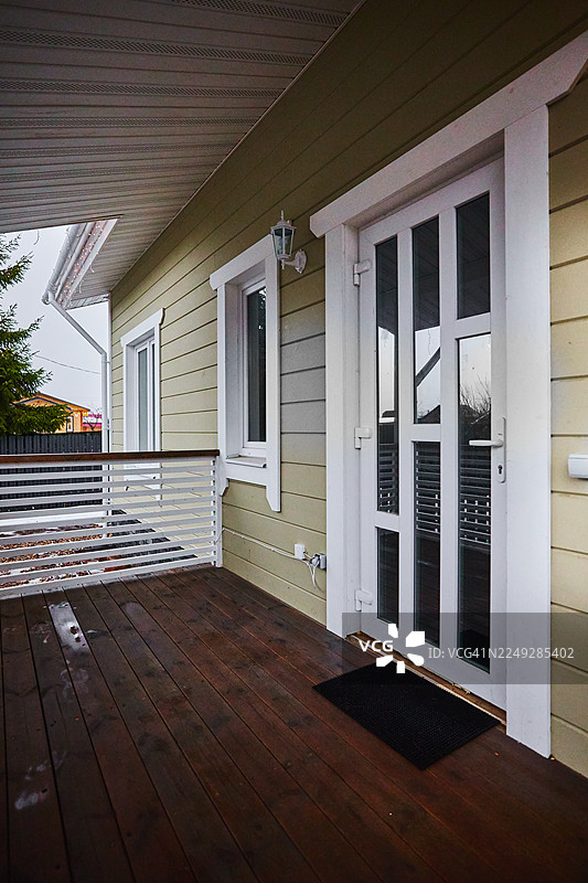 拥有后院通道的明亮木框房屋图片素材