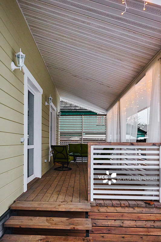 明亮的木制框架房屋，带有后院通道图片素材