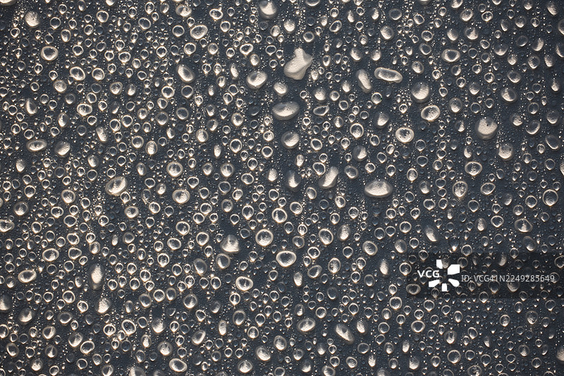 透明背景下的水滴及阴影图片素材