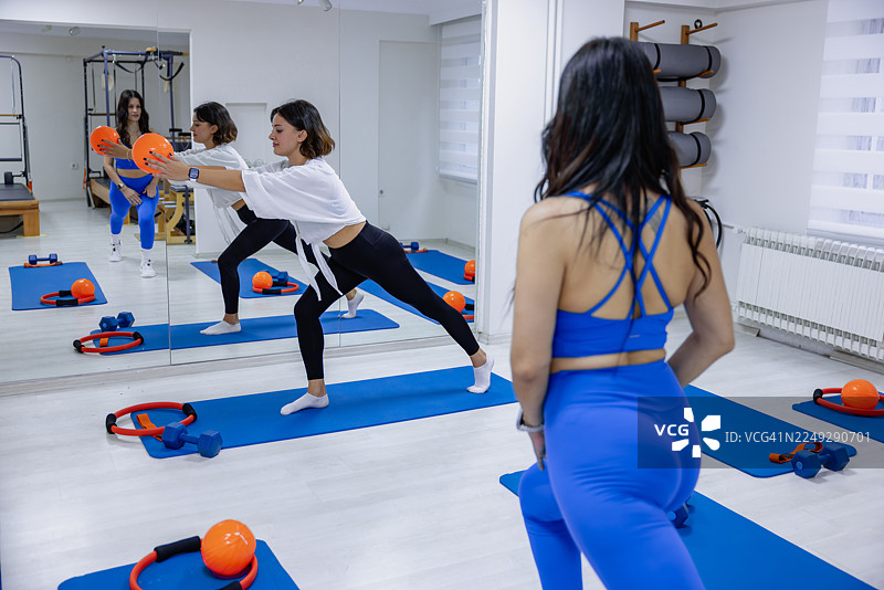 私人瑜伽教练的个性化指导图片素材