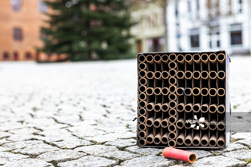 新年过后燃放的烟花残骸图片素材