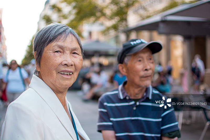 老年游客探索维也纳城市街道图片素材