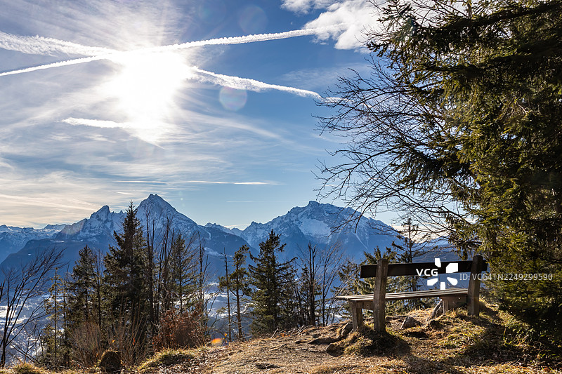 德国巴伐利亚州贝尔希特斯加登地区，一座长椅面向白雪皑皑的瓦茨曼山脉图片素材