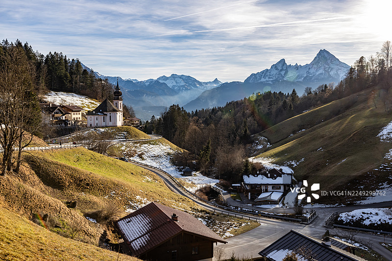 德国上巴伐利亚州贝希特斯加登国家公园的马利亚·格恩教堂，背景为瓦茨曼山图片素材