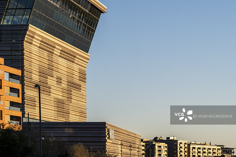 从侧面延伸的蒙克博物馆外观，展示了垂直面板和悬挑的上层结构图片素材