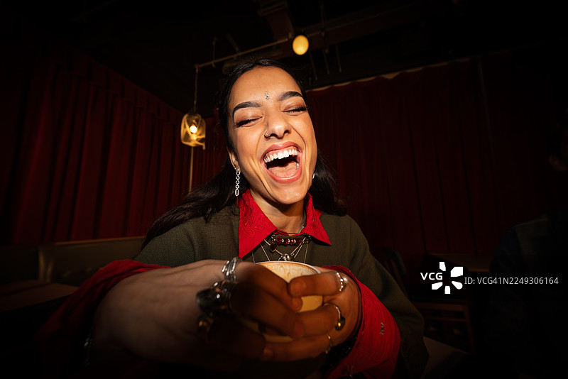 聚光灯下的笑靥如花的女性图片素材