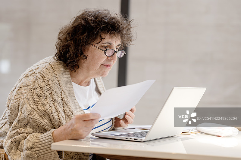 财务赋权与独立息息相关，尤其对老年人而言。充足的财务支持使他们能够管理日常生活开销，并在生活中培养更大的自主性。图片素材