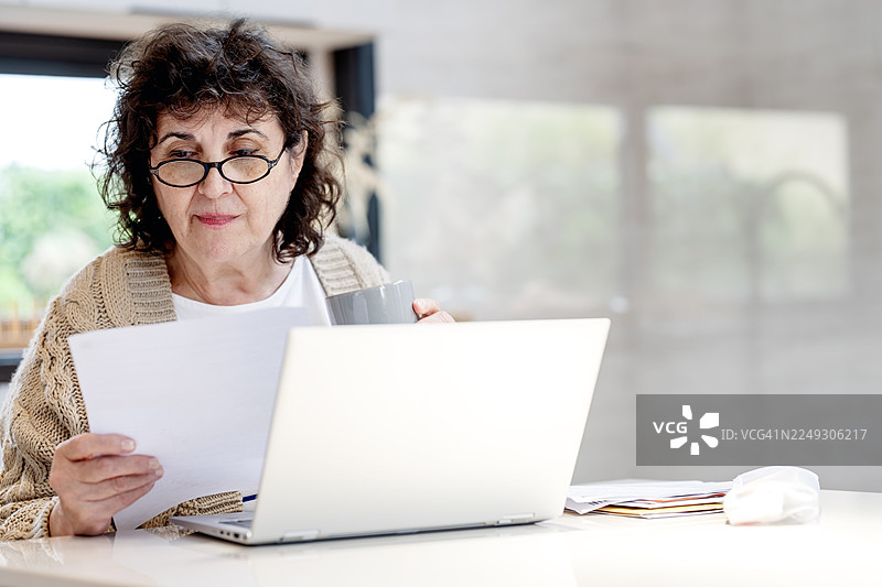 退休常伴随财务挑战。财政援助是重要的支持，确保老年人能够舒适地享受晚年生活，摆脱经济困扰。图片素材