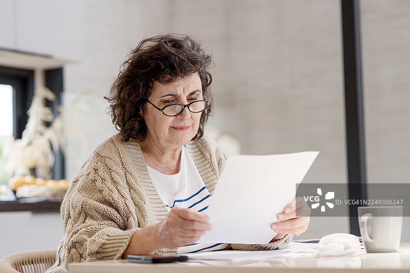 日常理财提供全方位的服务，以满足老年人特定的财务需求。这种支持对于有效的财务管理至关重要，能确保舒适且安全的生活方式。图片素材