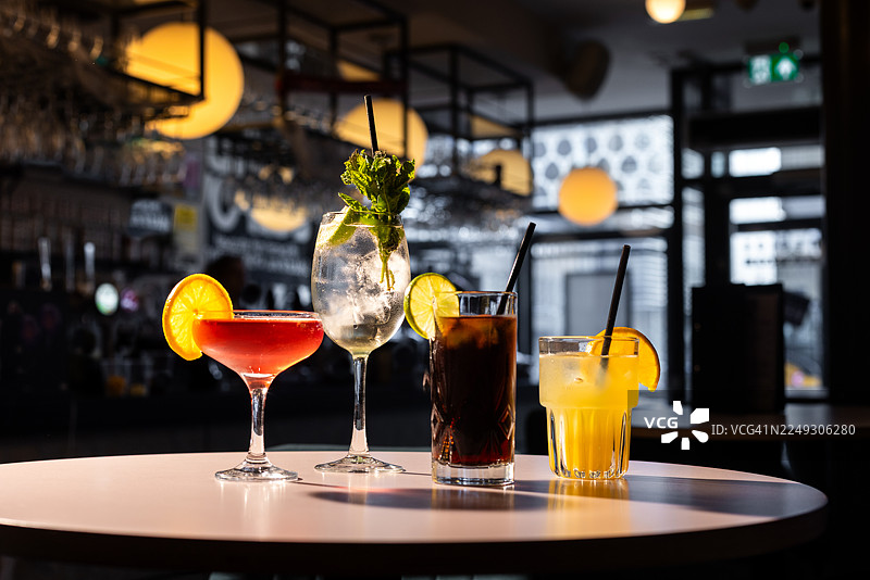 吧台酒水选择图片素材