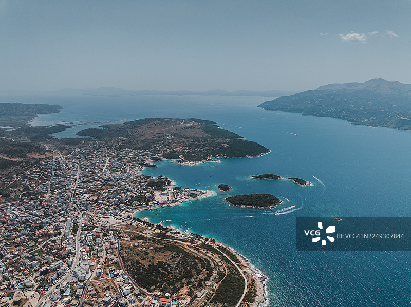 夏季，从空中视角拍摄的萨兰达，阿尔巴尼亚里维埃拉，阿尔巴尼亚图片素材
