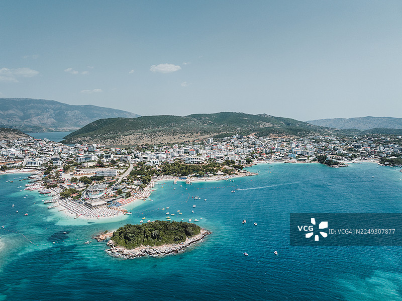 阳光明媚的下午，从空中俯瞰地中海，望向萨兰达的海岸，阿尔巴尼亚里维埃拉，阿尔巴尼亚图片素材