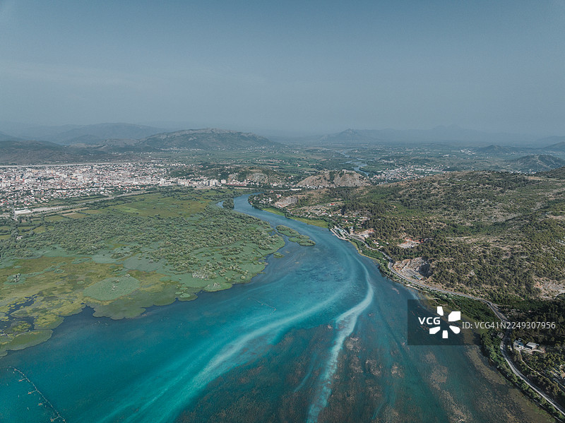 夏季下午，阿尔巴尼亚斯库台斯库台拉湖边缘的航拍图图片素材