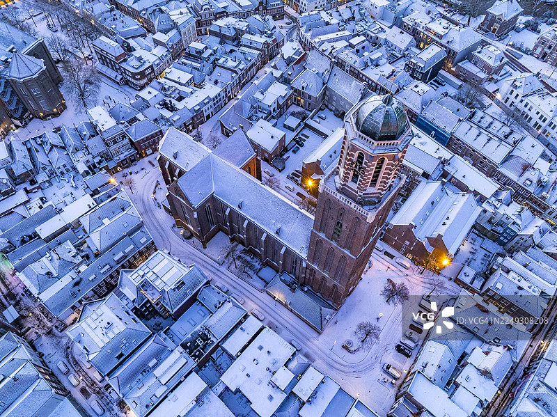 寒冷的冬日日出时分的兹沃勒胡椒罐教堂塔楼图片素材