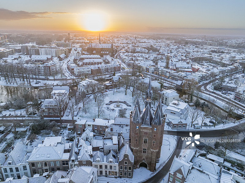 寒冷冬日清晨的兹沃勒萨森门老城门图片素材